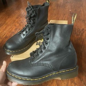 Womens Dr. Martens 1460 Pascal 8-Eye Boot - Black